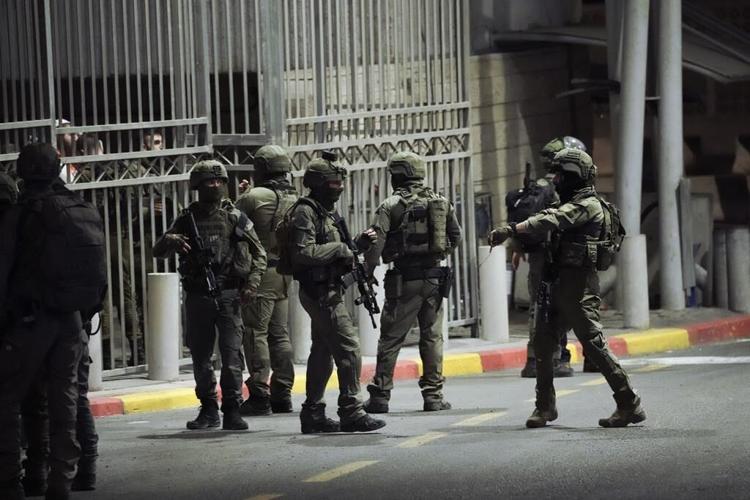 Palestinian gunman wounds 2 Israelis in Jerusalem shooting
