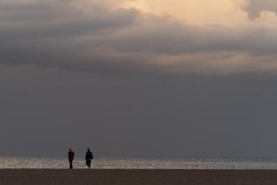 Staged video of man defecating on beach fuels social media misinformation