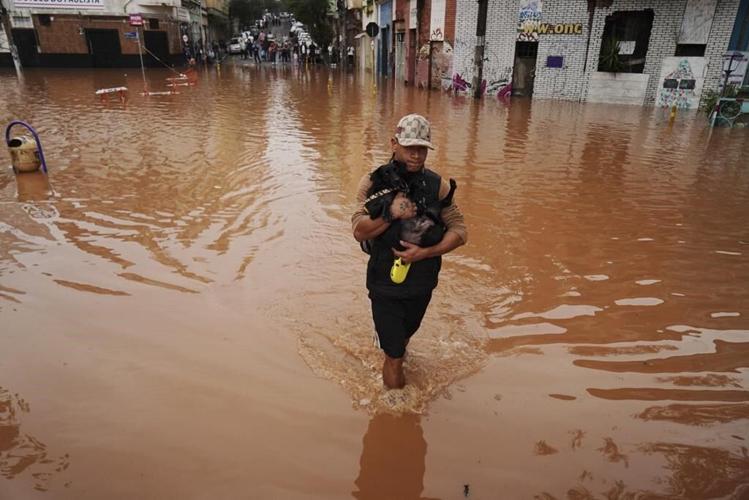 'Caramelo,' the Brazilian horse stranded on a roof by floods, is rescued after stirring the nation