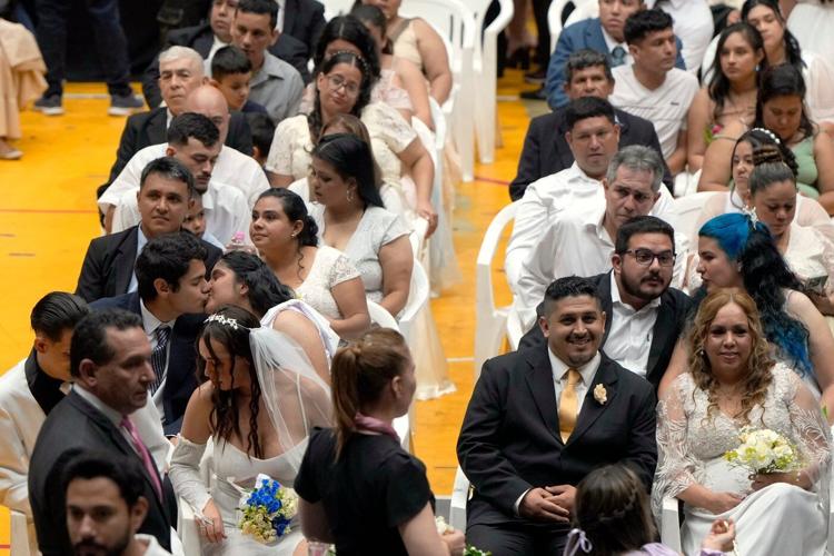 Over 600 couples tie the knot in Asunción, Paraguay's mass civil wedding