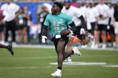 Social media influencer says Dolphins' Tyreek Hill broke her leg during football drill at his home