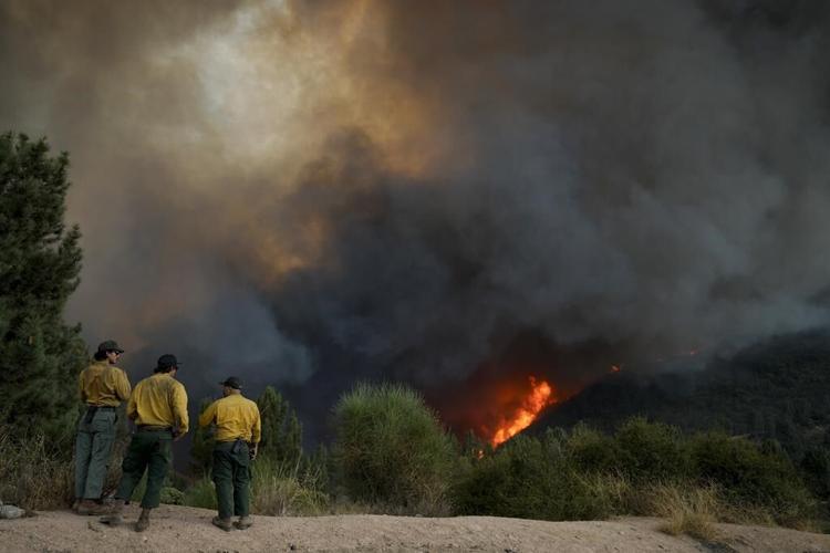 Lightning could worsen wildfire east of LA already threatening 35,000 homes and buildings | Environment News | thecanadianpressnews.ca