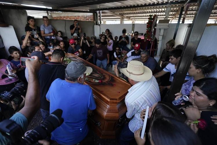 Mexican anti-cartel vigilante leader buried and with him, an armed citizens' movement