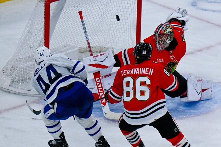 Dach scores late in third period to give Blackhawks a 3-2 win over slumping Maple Leafs