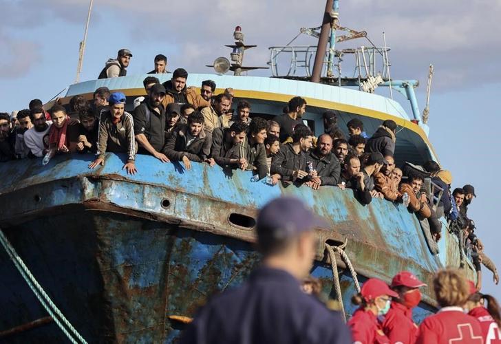 EU weighs plans to ease France, Italy migrant tensions