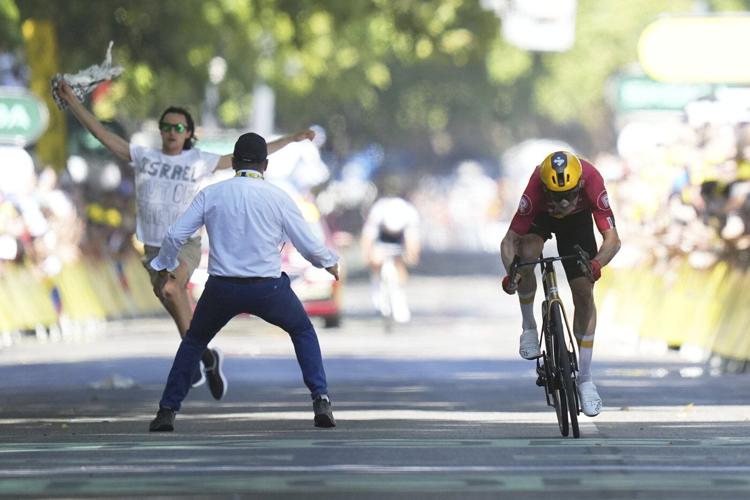 Pro-Palestinian protester takes issue with Israeli team at Tour de France