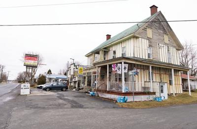 Judge weighs sentence for Quebec man found in contempt for swastikas outside his home