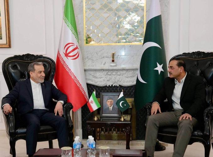 Iran's foreign minister leaves without meeting US envoys, Pakistani officials say