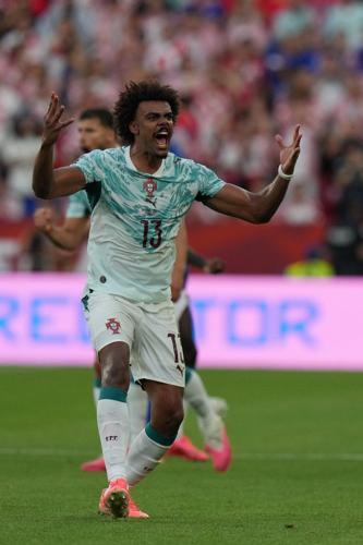 Ramos, Ronaldo score as Portugal rallies to beat Croatia 2-1 and advance to round of 16