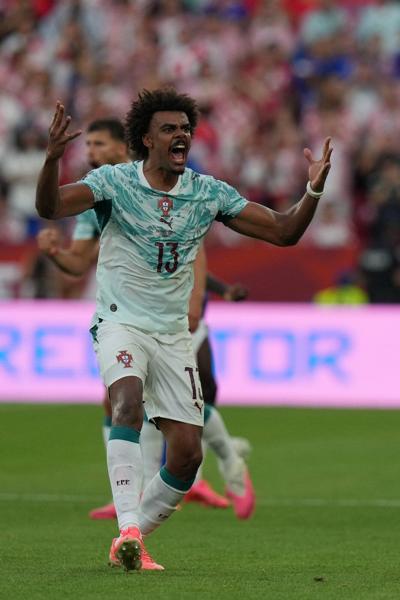 Ramos, Ronaldo score as Portugal rallies to beat Croatia 2-1 and advance to round of 16