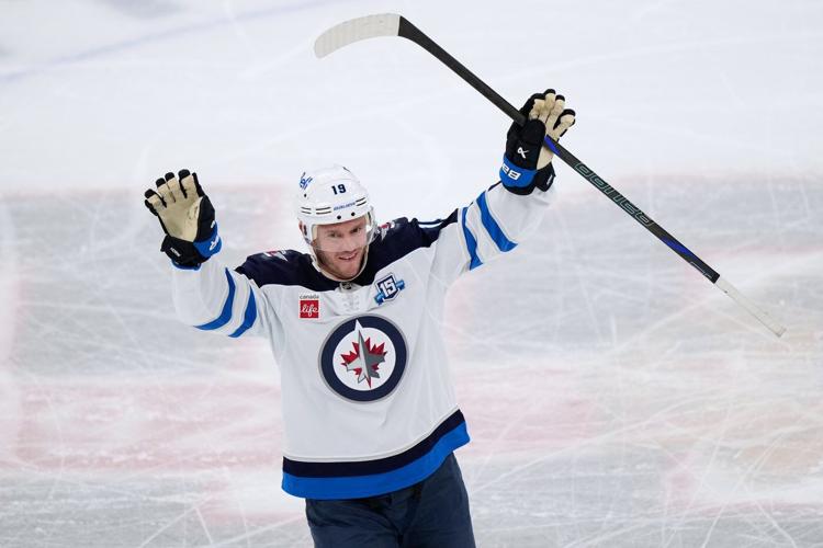 Jonathan Toews gets standing ovation in return to Chicago with the Winnipeg Jets