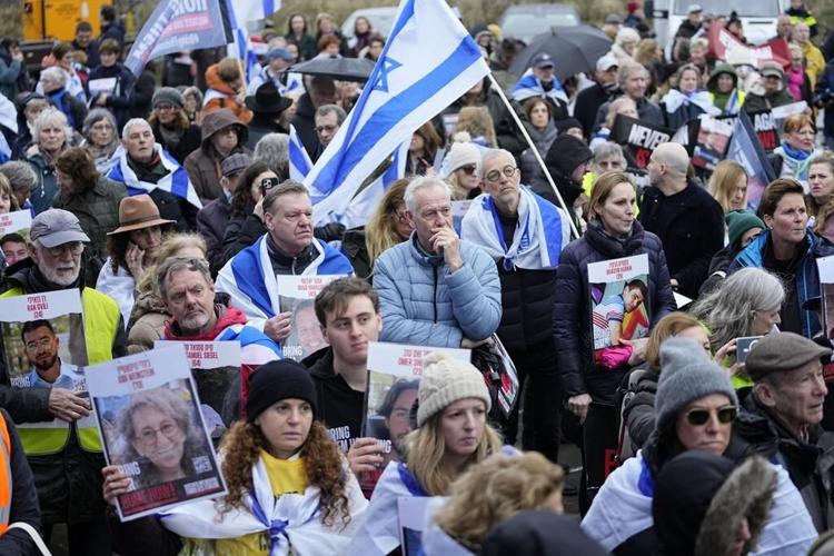 Families of hostages visit international court to urge the arrest of Hamas leaders