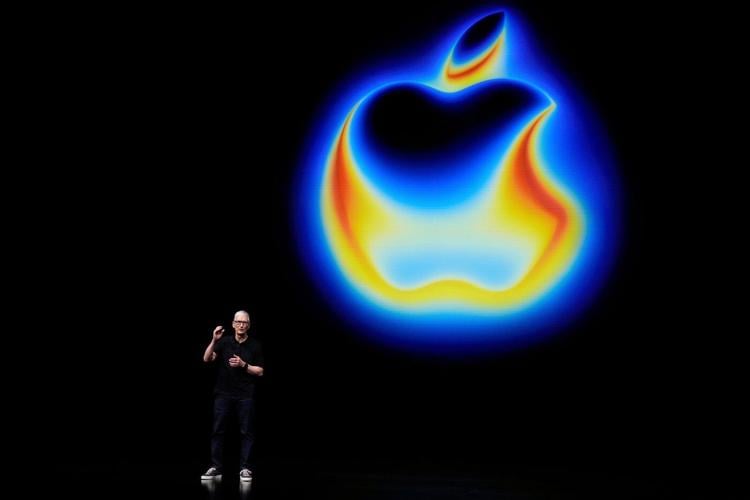 Tim Cook will step down as Apple CEO and hand reins over to the iPhone maker's hardware leader