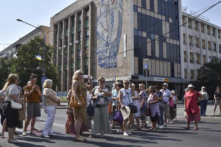 At least 6 dead and thousands without power as Russia continues strikes on Ukraine