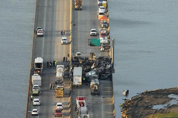 Crews clear wreckage after 'superfog' near New Orleans causes highway crashes that killed at least 7