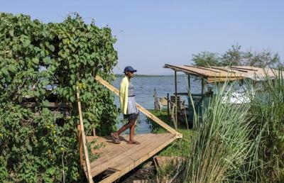 Recycling lake litter, Ugandan makes innovative tourist boat