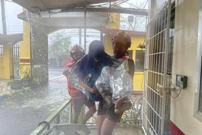 Typhoon leaves at least seven people dead and thousands displaced in the Philippines