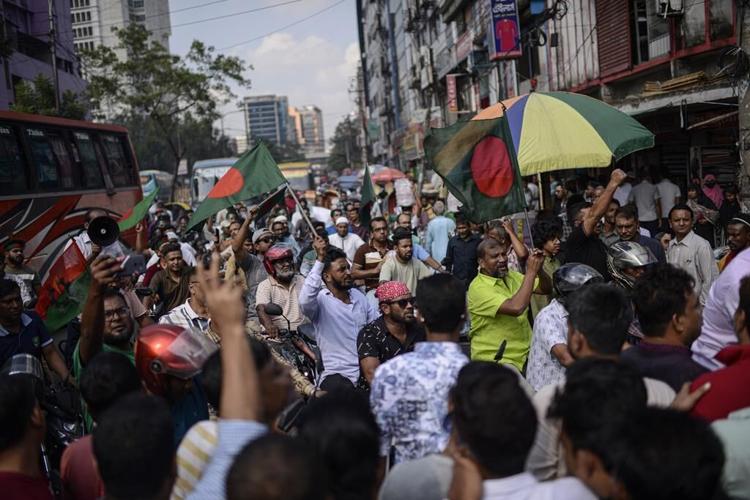 Rivals of ousted Bangladesh leader Sheikh Hasina foil her party's attempt to hold a rally