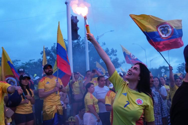 Trump-endorsed de la Espriella holds slim lead in Colombia's election as his rival challenges vote