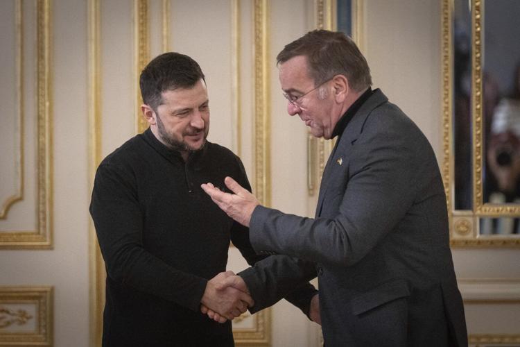 Zelenskyy, Macron discuss Western troop deployment in Ukraine before German defense chief visits
