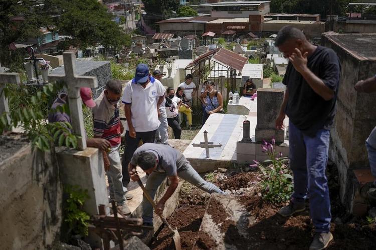 Survivors of Venezuelan mudslide bury dead, look for missing