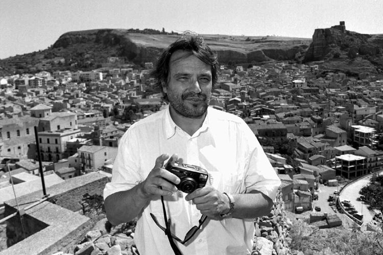 Italian photographer Oliviero Toscani, famed for provocative Benetton campaigns, dies at 82