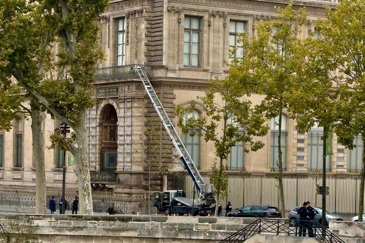 Thieves steal crown jewels in 4 minutes from Louvre Museum