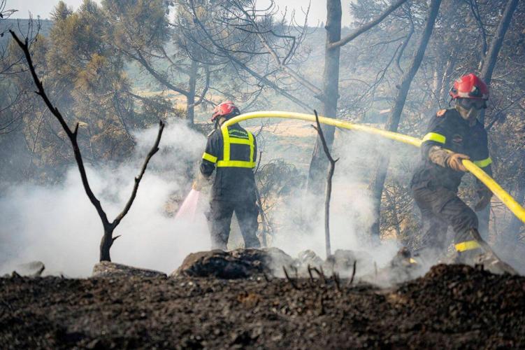 High heat threatens to reignite blaze after France's largest wildfire in decades