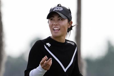 Kang stays cool in rain to lead Women's World Championship