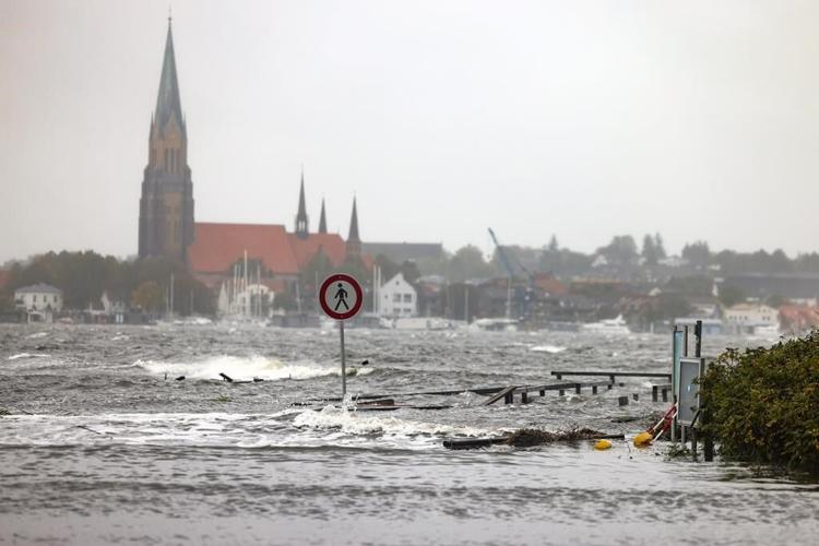 Gale-force winds and floods strike Northern Europe. At least 2 people killed in Scotland