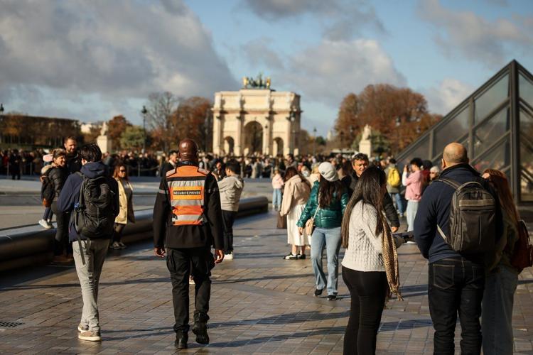 A timeline of the jewel heist at the Louvre in Paris