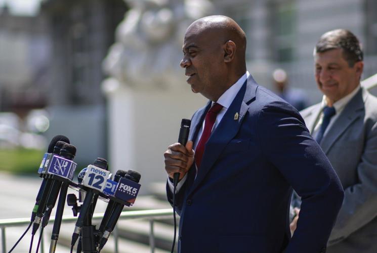 Newark mayor sues New Jersey's top federal prosecutor after arrest at immigration detention site