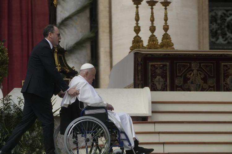 Convalescing Pope Francis opens Holy Week with in-person greeting in St. Peter's Square