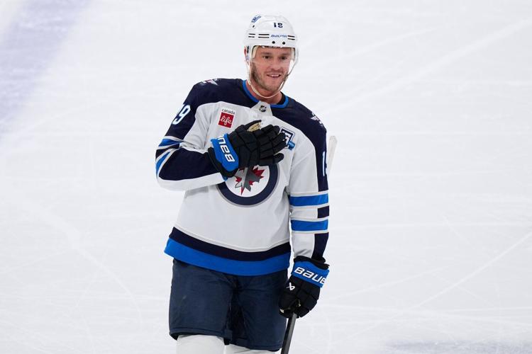 Knight makes 32 saves, Blackhawks blank Jets 2-0 to spoil Toews' return to Chicago