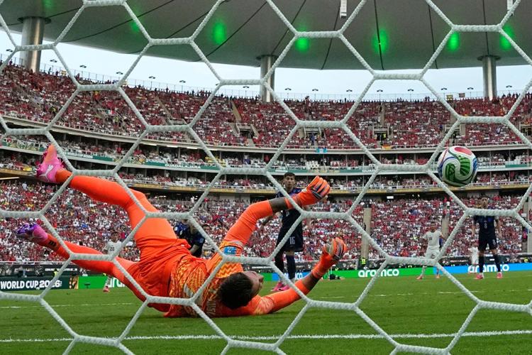 Spain wins its World Cup group, beating Uruguay 1-0 as Muslera’s error sends 2-time champion home