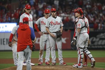 ϳԹ Rob Thomson signs 2-year deal to remain as Phillies manager