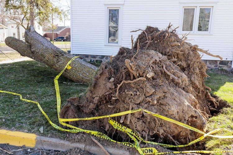 Forecasters warn of deadly floods and strong tornadoes in parts of the Midwest and South