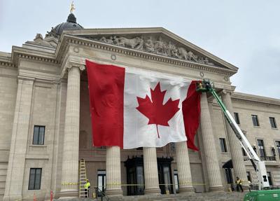 Manitoba government adopts, fixes torn ɫtv flag from football team