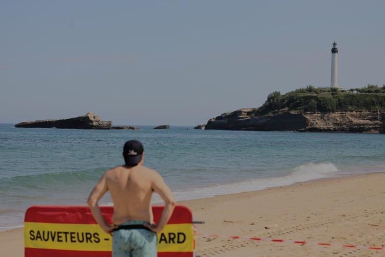 A cliff collapses near Biarritz lighthouse, killing a diver and leaving another missing
