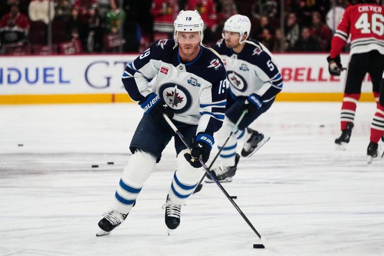 Jonathan Toews gets standing ovation in return to Chicago with Winnipeg Jets