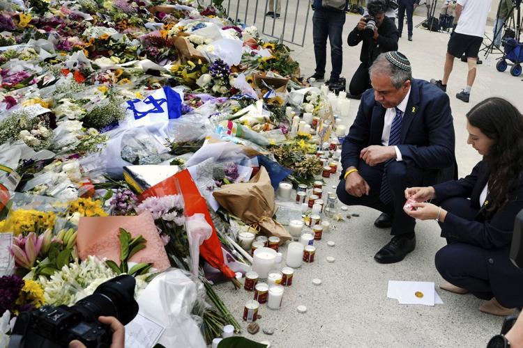 Photos show Australians mourning the victims of the Hanukkah attack on Bondi Beach