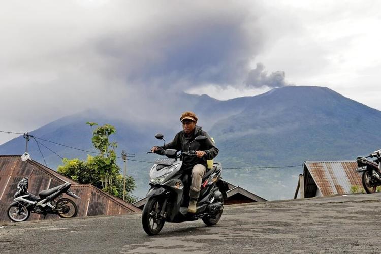 Indonesia's Marapi volcano erupts for the second day as 12 climbers remain missing