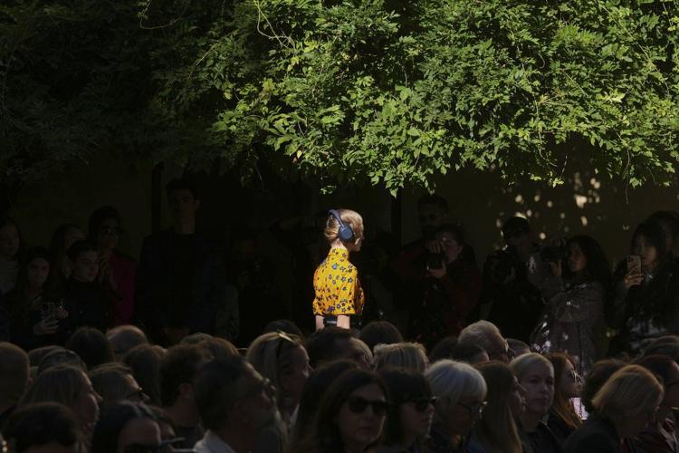 Liberatore puts models on emergency escape, drawing attention to global chaos