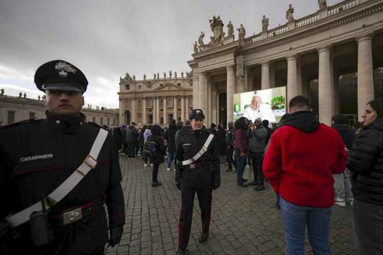 Pope Francis calls for a ceasefire on all fronts in his prayer ahead of Christmas