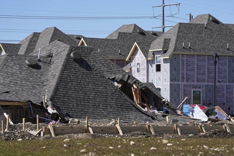 Powerful US storms create blizzard conditions and threaten to spawn more tornadoes