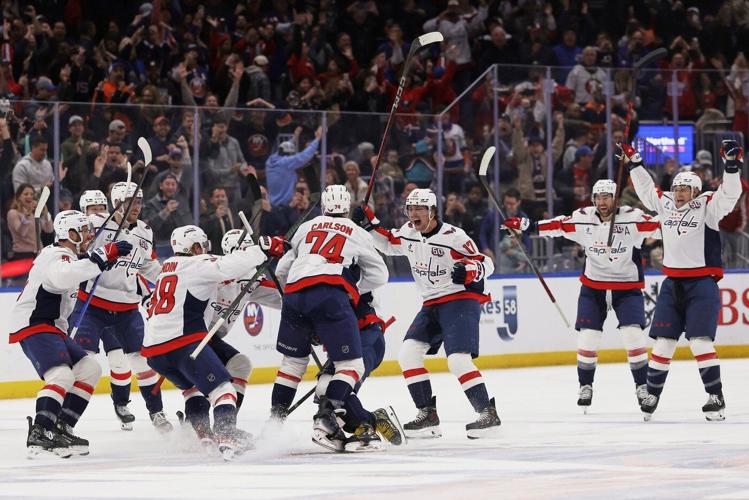 Alex Ovechkin breaks Wayne Gretzky's NHL career goals record by scoring his 895th