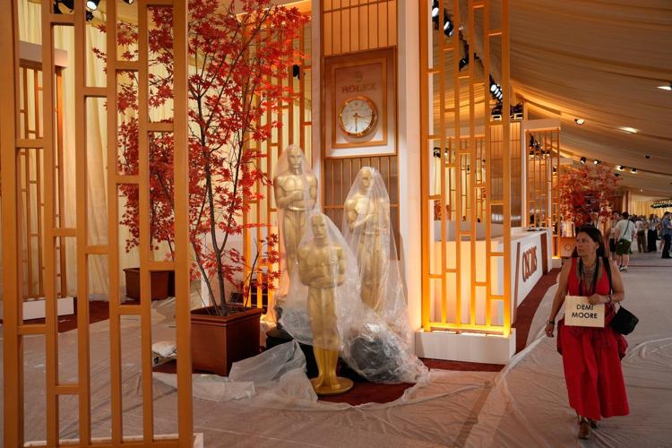 The day before the Oscars, the ‘Bridesmaids’ rehearsed