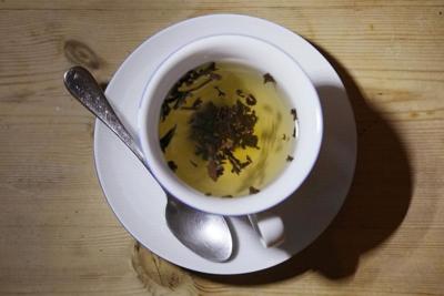 A US scientist has brewed up a storm by offering Britain advice on making tea
