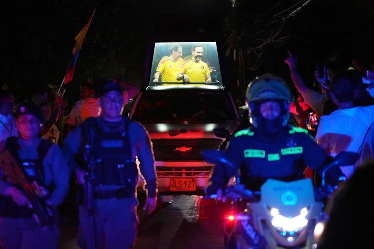 Trump-endorsed de la Espriella holds slim lead in Colombia's election as his rival challenges vote