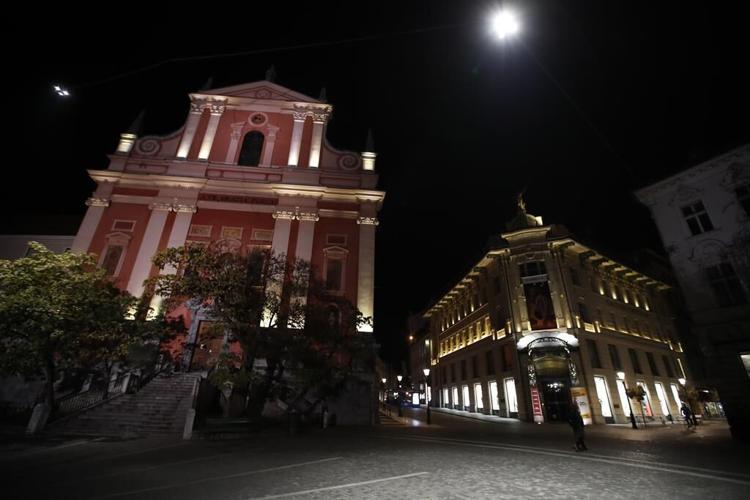 Slovenians choose president with no clear winner in sight